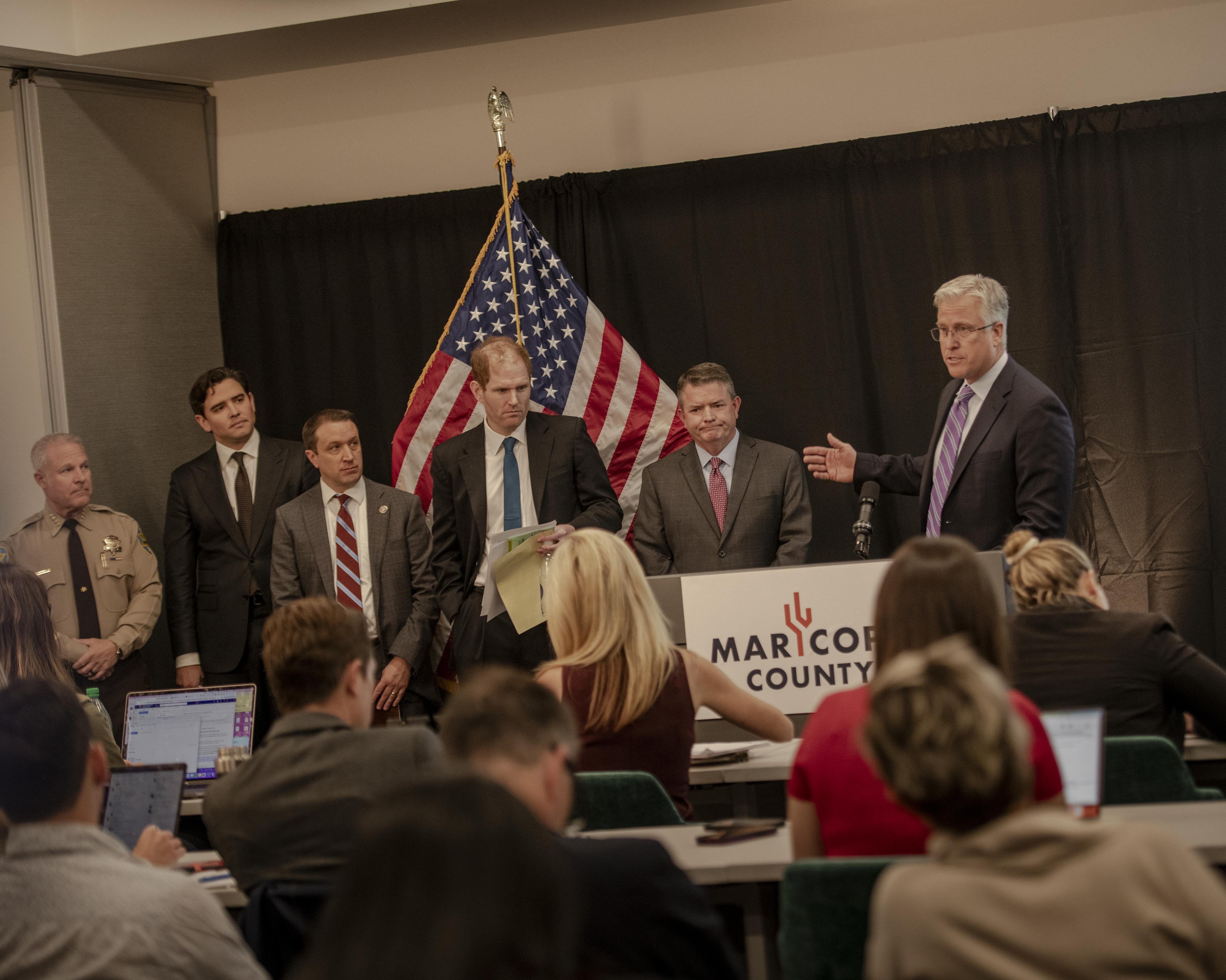 US-Wahl in Arizona: Die Welt schaut auf Maricopa County. Wahl-Pressekonferenz mit Gemeindevorsteher Bill Gates (2. von rechts) and Zach Schira, Leiter der Stadtverwaltung (2. von lefts)