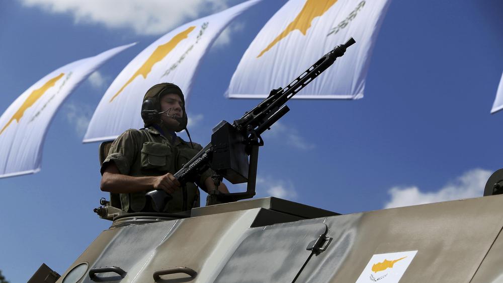  Ein Soldat nimmt im zyprischen Nikosia an einer Militärparade anlässlich des 57. Unabhängigkeitstags im Jahr 2017 teil.