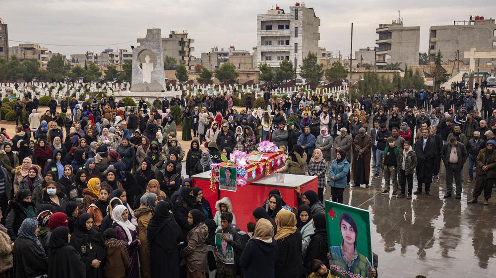 Syrien: Menschen trauern am 22. Dezember in der syrischen Stadt Kamischli um ein bei einem türkischen Drohnenangriff getötetes Mitglied der kurdischen Frauenverteidigungseinheiten. Nun gibt es erneut Kämpfe zwiscchen kurdischen und protürkischen Milizen.