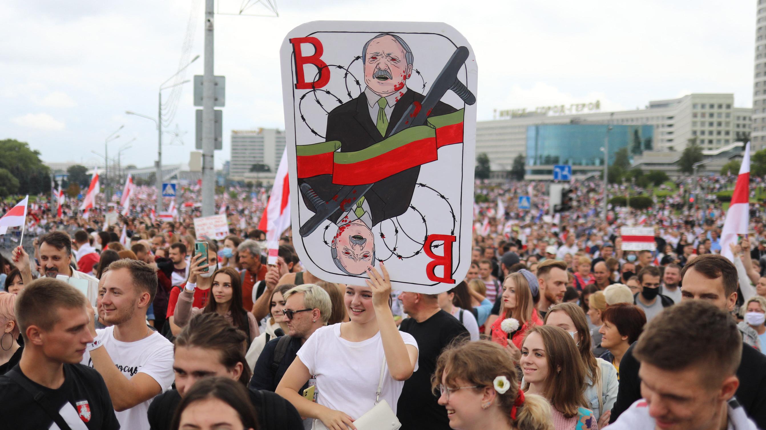 Präsidentschaftswahl in Weißrussland: Belarussische Oppositionelle protestieren im August 2020 gegen Machthaber Lukaschenko.