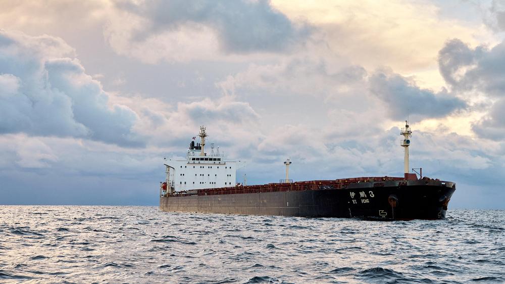  Der chinesische Frachter "Yi Peng 3" soll im November 2024 zwei Unterwasserkabel auf dem Grund der Ostsee beschädigt haben.