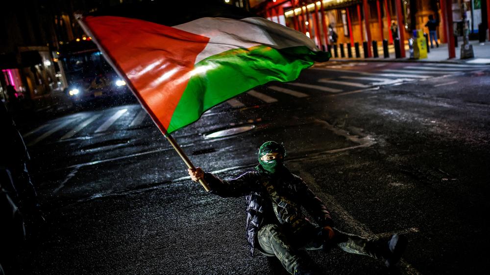  Propalästinensischer Demonstrant in New York City nach der Verkündung des Waffenstillstands zwischen Israel und der Hamas