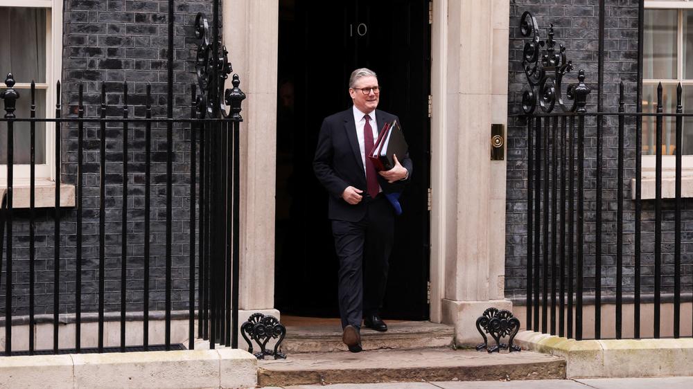 Keir Starmer: Macht sich keine Illusionen: Großbritanniens Premier Keir Starmer vor dem Regierungssitz in London, 10 Downing Street