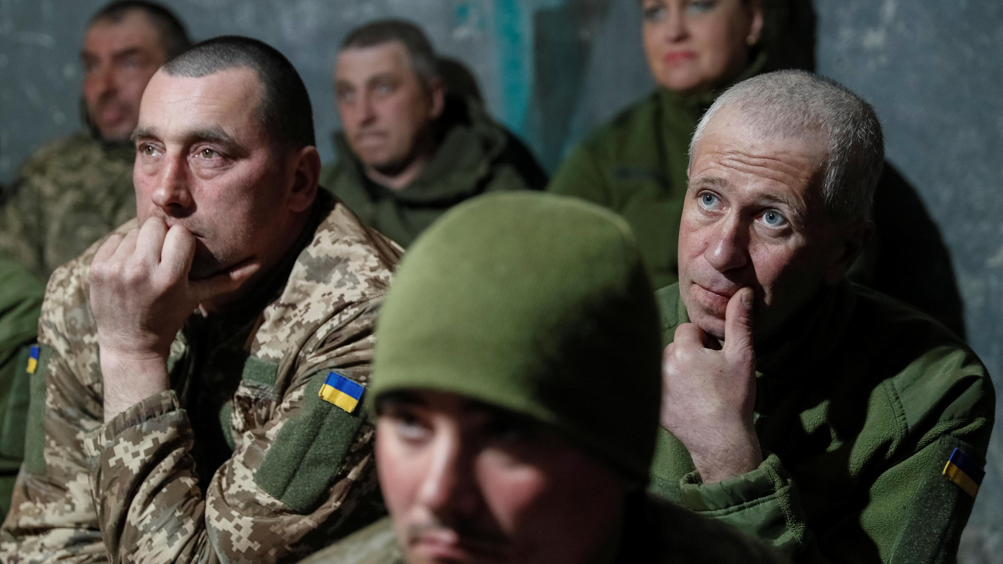 Lage in der Ukraine: Ukrainische Soldaten schauen im April 2019 – damals im Donbasskrieg – einer TV-Debatte zwischen Wolodymyr Selenskyj und seinem Vorgänger Petro Poroschenko zu.