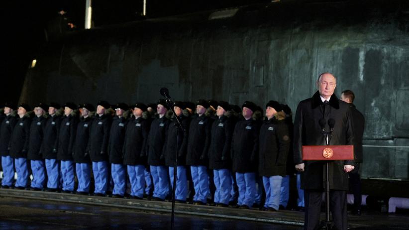 Lage in der Ukraine: Bei einem Auftritt vor einem Atom-U-Boot demonstriert Wladimir Putin eine Siegesgewissheit, die mit der Lage auf dem Schlachtfeld nur bedingt begründet werden kann.