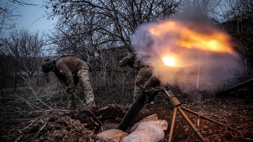 Lage in der Ukraine: Ukrainische Soldaten feuern aus einem Mörser auf russische Stellungen nahe der seit fast einem Jahr umkämpften Stadt Tschassiw Jar.