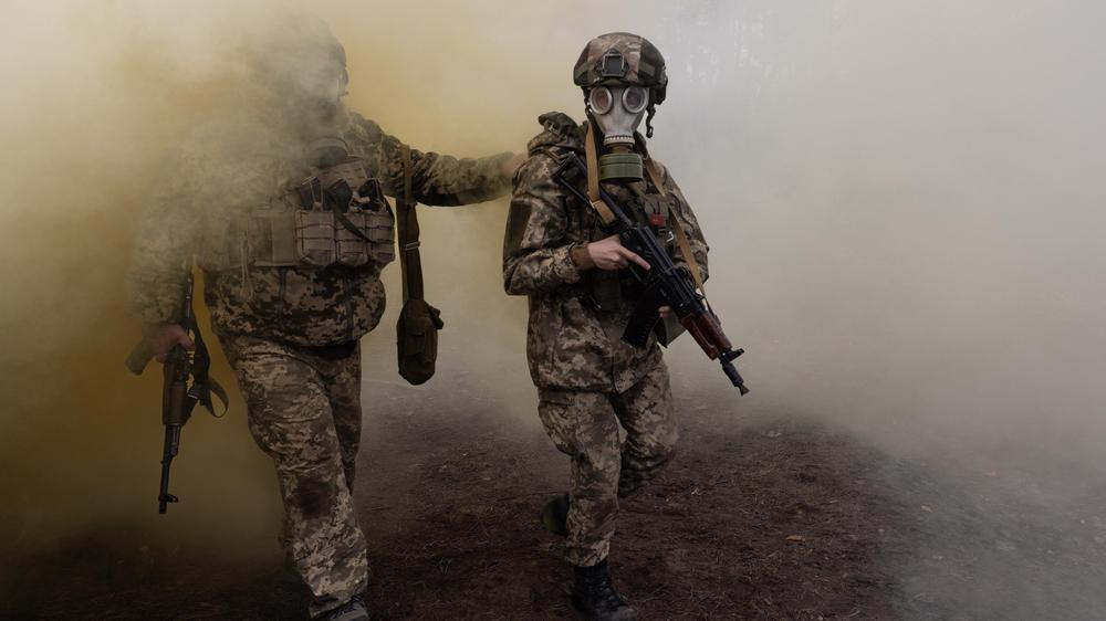 Lage in der Ukraine: Ukrainische Soldaten beim Training in Dnipropetrowsk: Befürchtungen, Russland könnte auch diese zentralukrainische Region attackieren, haben sich bislang nicht bewahrheitet.
