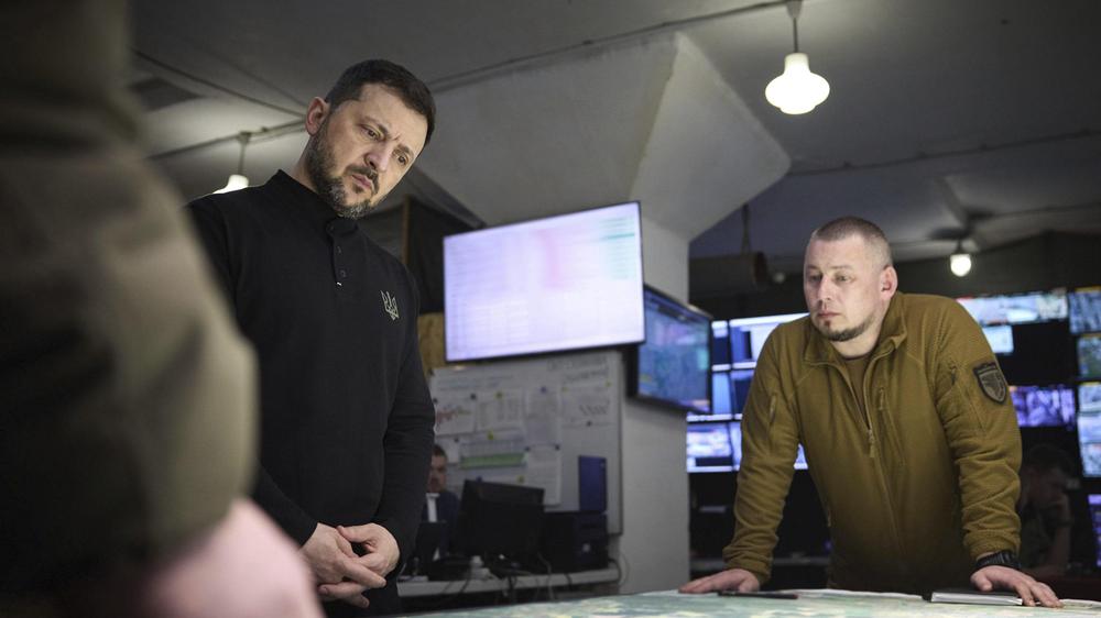 Ukrainekrieg: Der ukrainische Präsident Wolodymyr Selenskyj bei einer Besprechung des Einsatzes der Armee in Kursk