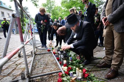 USA: Beschreibung

Yehuda Teichtal, Vorsitzender der Jüdischen Gemeinde Chabad Berlin, zündet bei einer Gedenkveranstaltung vor der Botschaft von Israel in Berlin, bei der den beiden getöteten Botschaftsmitarbeitern der israelischen Botschaft in Washington gedacht wird, eine Kerze an. Die beiden Mitarbeiter waren gestern in der Nähe des Jüdischen Museums in der US-Hauptstadt erschossen worden.
- Weniger lesen
Service

+++ dpa-Bildfunk +++
Aufnahmedatum

22.05.2025
Bildnachweis

picture alliance/dpa | Bernd von Jutrczenka
