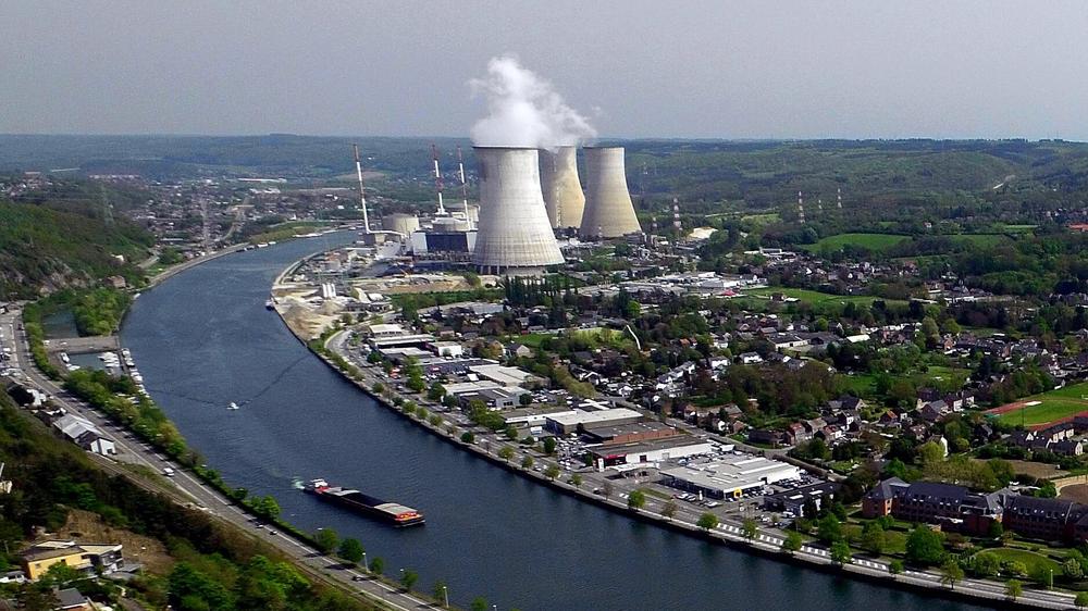  Das belgische Atomkraftwerk Tihange steht am Ufer des Flusses Maas.