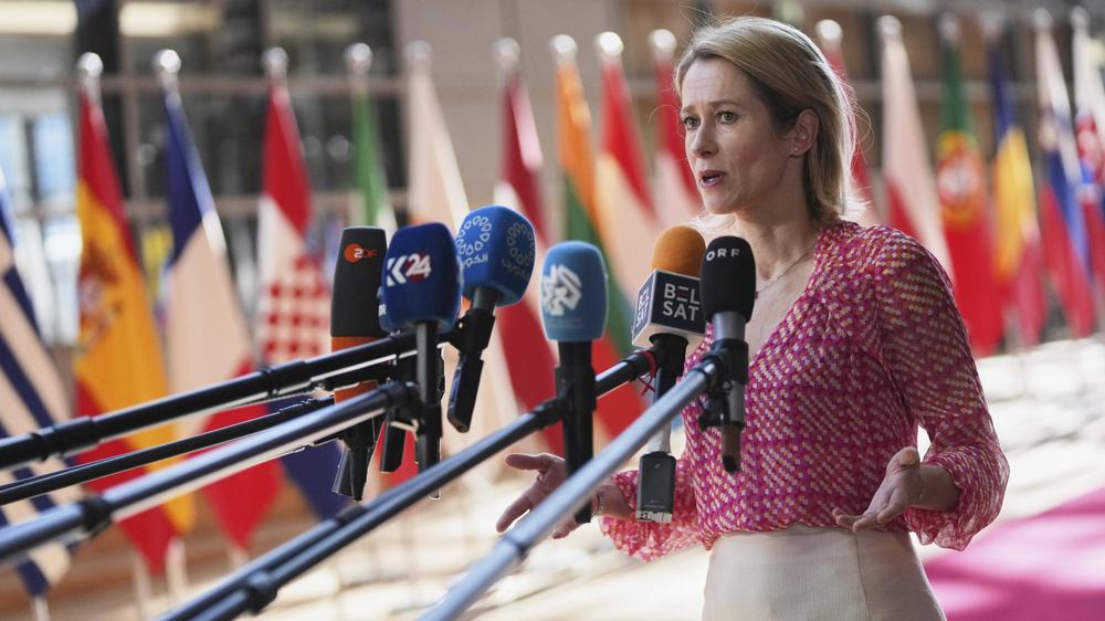  Die Chefin der Außenpolitik der Europäischen Union, Kaja Kallas, spricht zu Medienvertretern vor einem Treffen der EU-Verteidigungsminister im Gebäude des Europäischen Rates in Brüssel.