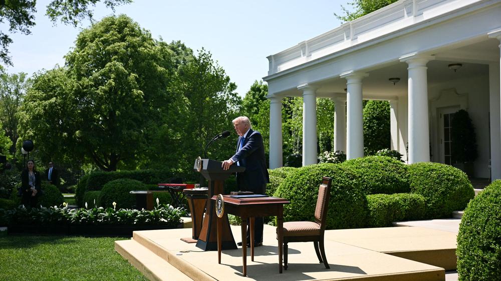  Donald Trump fordert große Einsparungen im nächsten US-Bundeshaushalt.