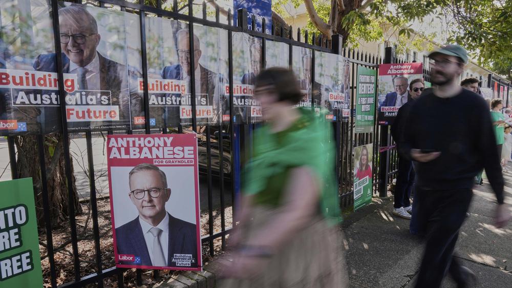  Menschen kommen zur Stimmabgabe in einer Wahlkabine in Sydney.