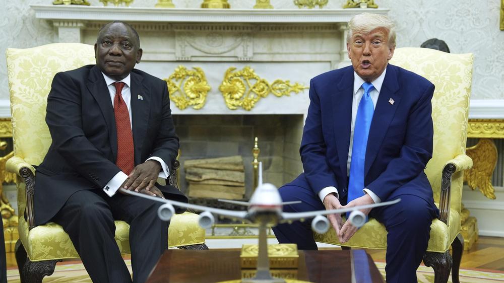  US-Präsident Donald Trump (rechts) hat dem südafrikanischen Präsidenten Cyril Ramaphosa vor laufenden Kameras "Genozid" vorgeworfen.