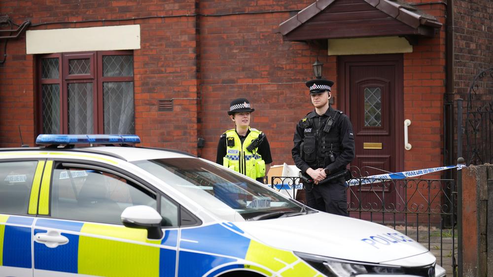  Zwei Beamte der britischen Polizei im Mai 2024