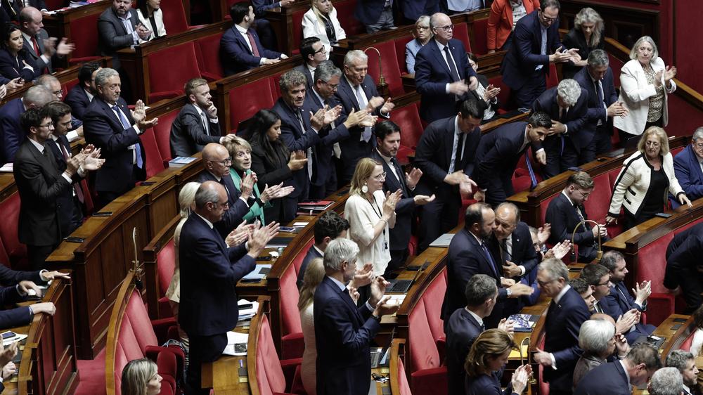  Zahlreiche Abgeordnete der französischen Nationalversammlung applaudieren nach der Annahme des Gesetzes für einen liberaleren Umgang mit Sterbehilfe.