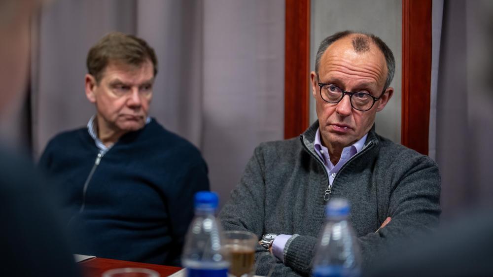  Der damalige Kanzlerkandidat Friedrich Merz und CDU-Politiker Johannes Wadephul sind im Dezember in die Ukraine gereist. Heute sind sie Bundeskanzler und Außenminister.
