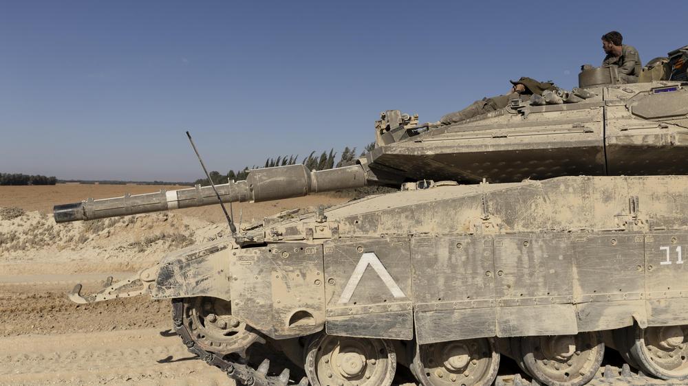  Ein israelischer Panzer steht nahe der Grenze zum Gazastreifen.