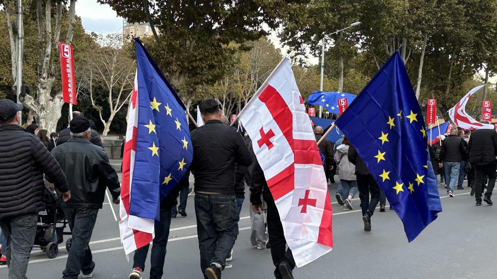  Menschen kommen mit georgischen und EU-Fahnen zu einer Demonstration in der georgischen Hauptstadt (Aufnahme vom 20. Oktober 2024)