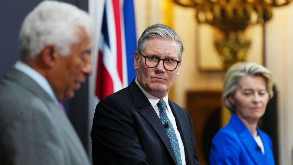 Die Teilnehmer des Gipfels zwischen Großbritannien und EU loben ihre eigenen Beschlüsse – der Präsident des Europäischen Rates, António Costa, der britische Premierminister Keir Starmer und die Präsidentin der EU-Kommission, Ursula von der Leyen (v. li.).