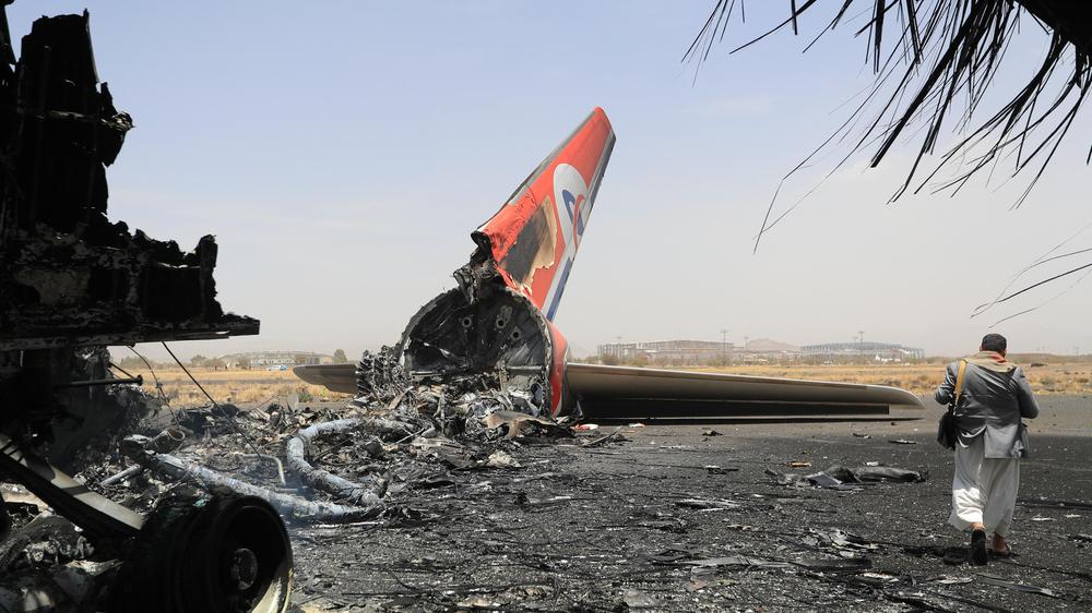  Das Wrack eines Flugzeuges in der jemenitischen Hauptstadt Sanaa nach dem jüngsten Vergeltungsschlag der israelischen Luftwaffe