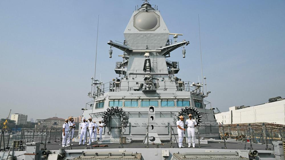  Ein Schiff der indischen Marine in Mumbai im Januar 2025