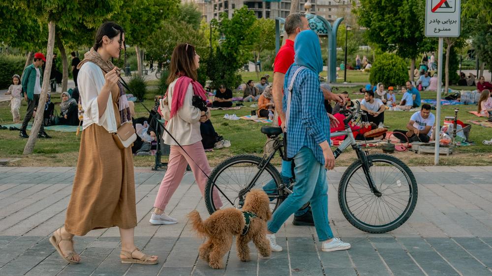  In den Großstädten des Iran zeigen sich viele Frauen seit den Protesten 2022 demonstrativ ohne Kopftuch.
