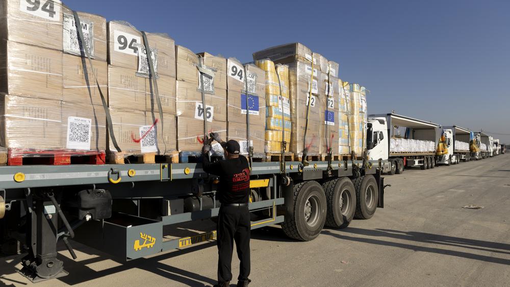  Hilfe wie diese will Israel wieder zulassen. Ein Fahrer bereitet im November 2024 einen Lkw mit Hilfsgütern für den Gazastreifen vor.