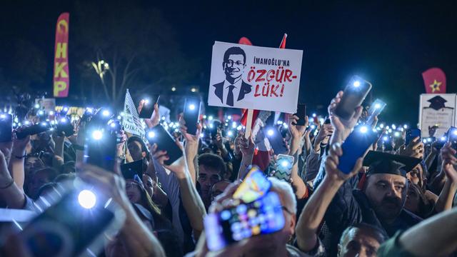 Türkei: Zehntausende Menschen demonstrieren in Istanbul für İmamoğlu