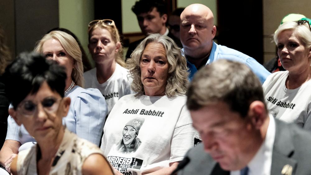  Ashli Babbits Mutter während einer Anhörung im US-Senat 2023. Auf ihrem T-Shirt ist ein Porträt ihrer Tochter aufgedruckt.