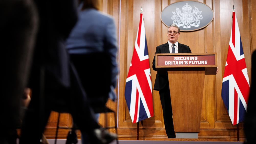  Großbritanniens Premier Keir Starmer am Montag auf der Pressekonferenz in London