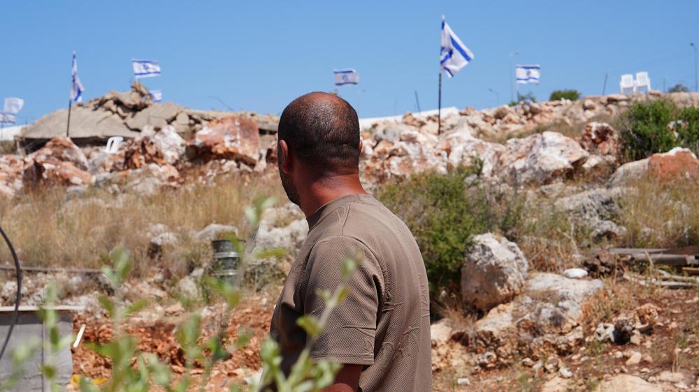  Ein palästinensischer Mann blickt am 23. Mai auf israelische Flaggen, die nach einem Angriff jüdischer Siedler auf ein zerstörtes Haus im Dorf Burkin im Westjordanland wehen.