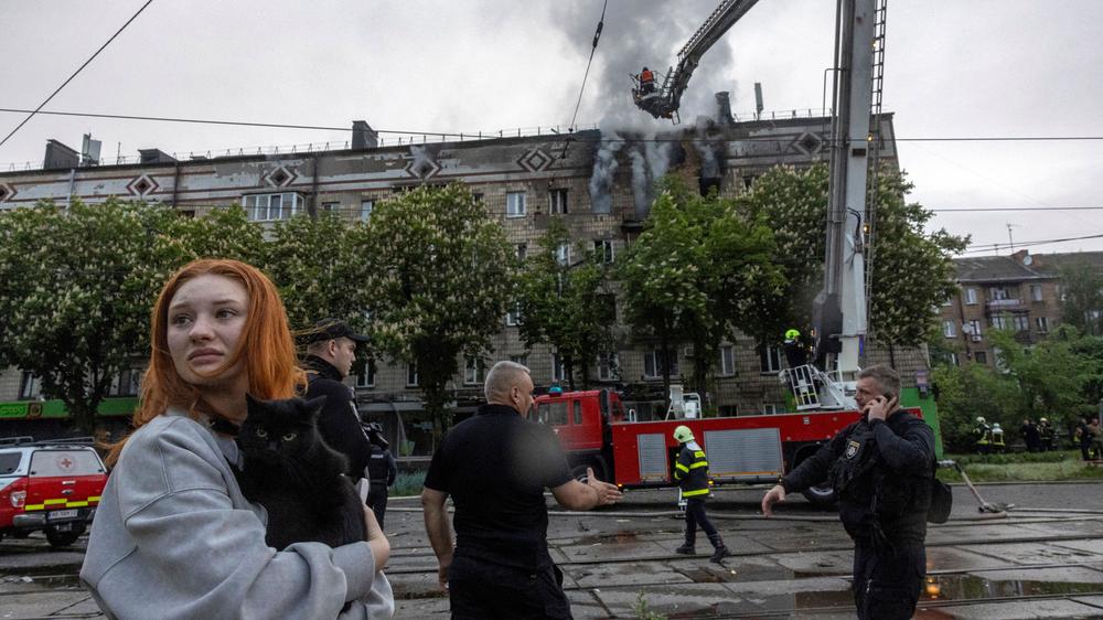 Rauch steigt aus einem beschädigten Wohnhaus in Kyjiw nach einem russischen Drohnenangriff auf.
