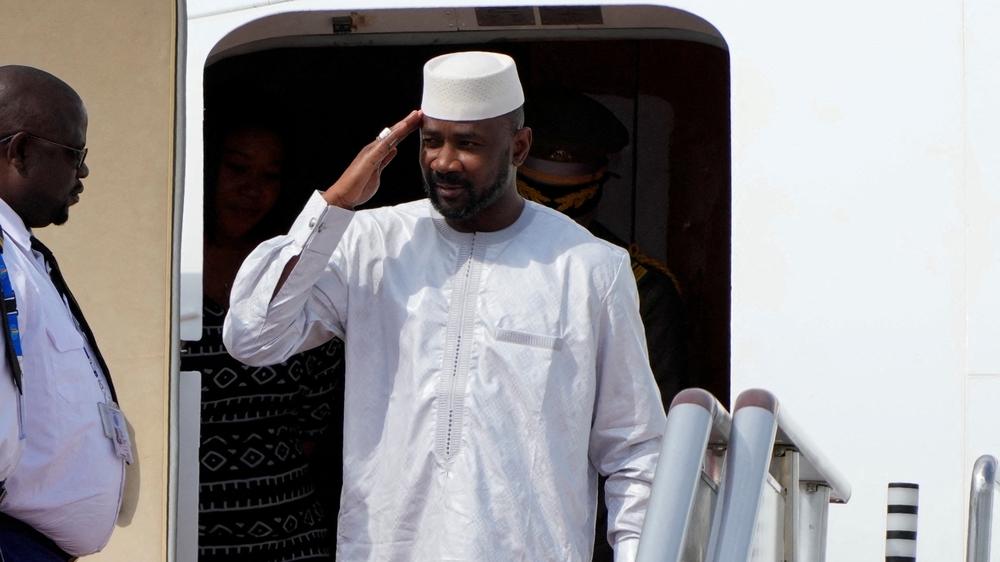  Assimi Goïta, seit  Jahren Übergangspräsident in Mali, während eines Besuchs in China im September 2024; die westafrikanische Militärregierung hat ein Parteienverbot beschlossen.