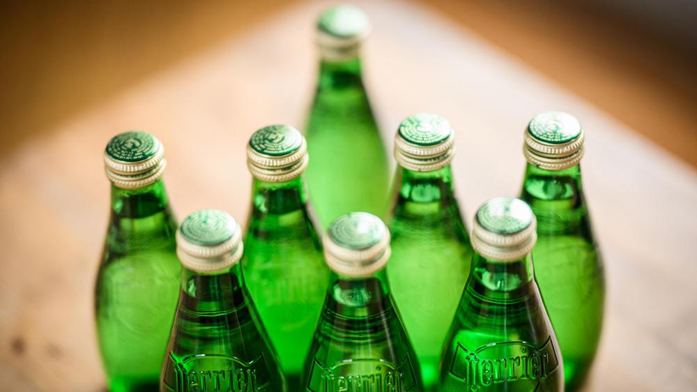 Nach einem Bericht französischer Senatoren erreichte Nestlé Waters unter anderem, dass eine Liste der im Wasser der Perrier-Quellen entdeckten Bakterien und Pflanzengifte nicht in einen Bericht der regionalen Gesundheitsbehörde aufgenommen wurde.