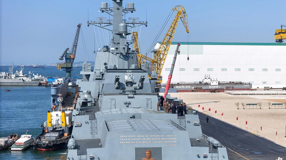  Der neue Zerstörer "Choe Hyon" auf einer Aufnahme der staatlichen Nachrichtenagentur Nordkoreas vom 30. April