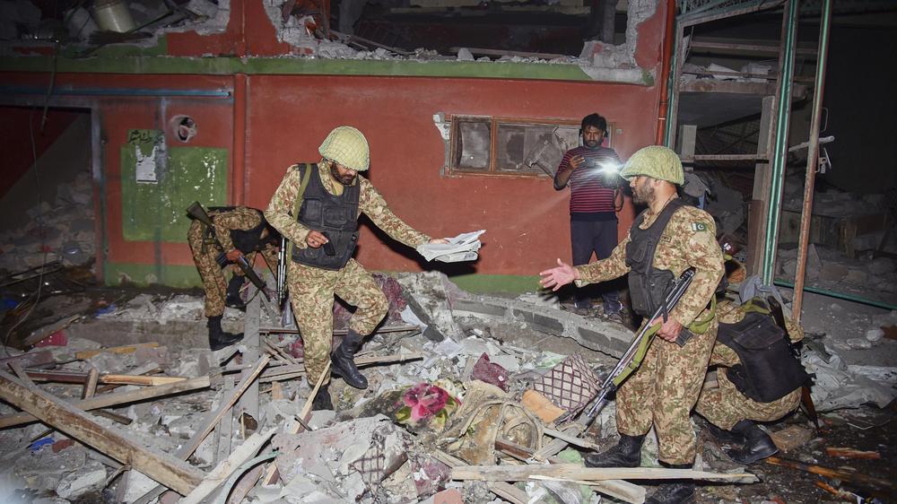  Pakistanische Soldaten in den Trümmern eines Hauses in der Konfliktregion Kaschmir