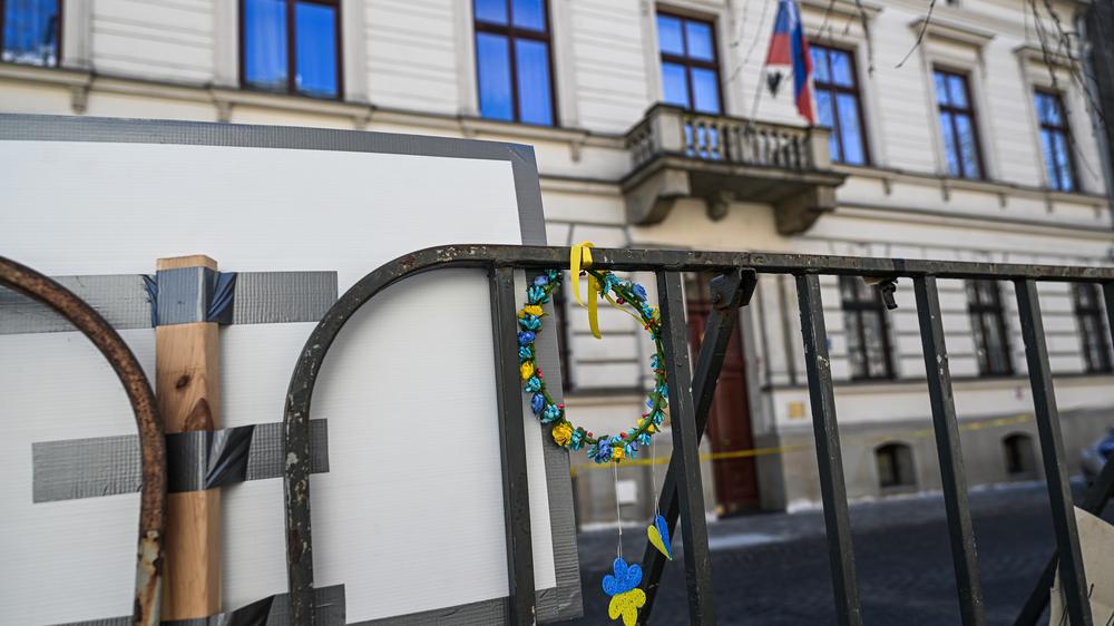  Polen hat dem russischen Konsulat in Krakau die Betriebserlaubnis entzogen. Der Grund sei die mutmaßliche Beteiligung des russischen Geheimdiensts an einem verheerenden Großbrand in einem Warschauer Einkaufszentrum.