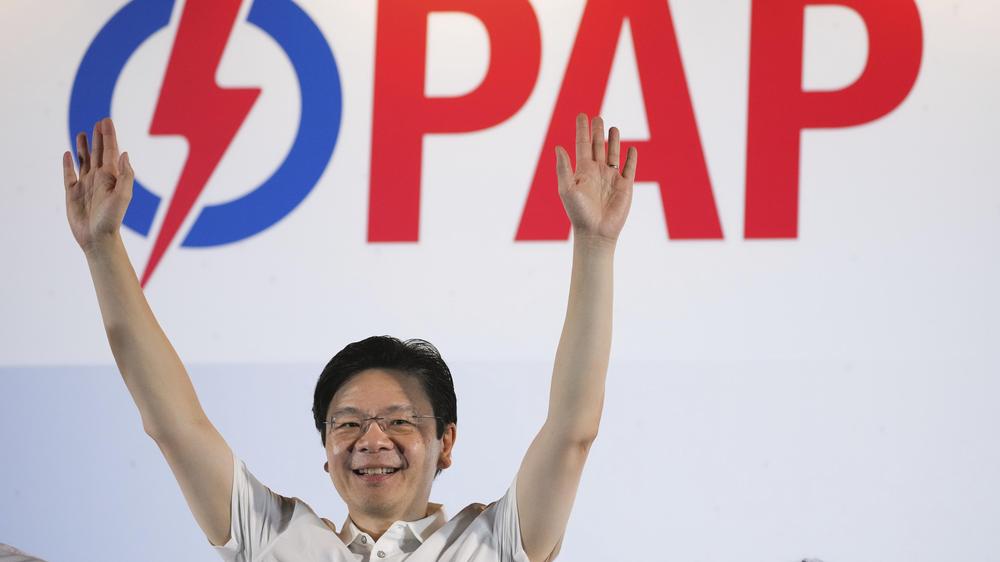  Premierminister Lawrence Wong von der People's Action Party (PAP) bedankt sich bei seinen Anhängerinnen und Wählern.