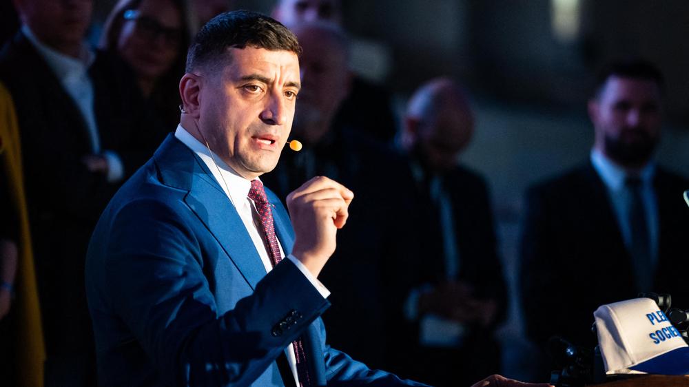  Der rumänische Präsidentschaftskandidat George Simion spricht nach Schließung der Wahllokale in Bukarest.