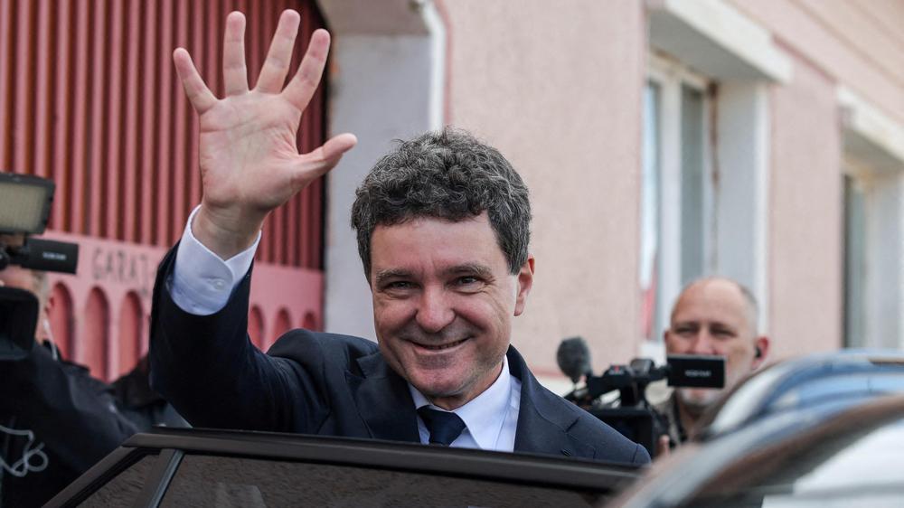  Der proeuropäische Kandidat Nicusor Dan für das Präsidentenamt in Rumänien liegt zwei Nachwahlbefragungen zufolge vorn.