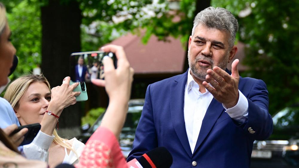  Der rumänische Ministerpräsident Marcel Ciolacu will sein Amt niederlegen. Er begründet dies mit den Wahlergebnissen in der ersten Runde der Präsidentschaftswahl, die der rechts-nationalistischen Bewerber George Simion klar gewonnen hatte.
