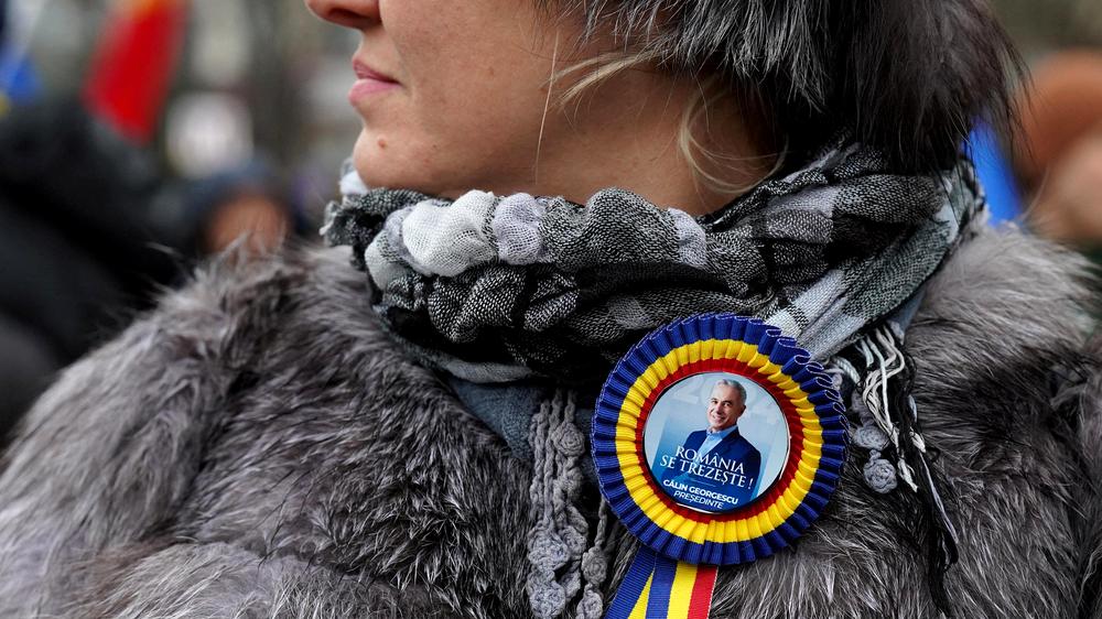  Eine Anhängerin von Călin Georgescu am 1. März auf einer Demonstration gegen die Regierung