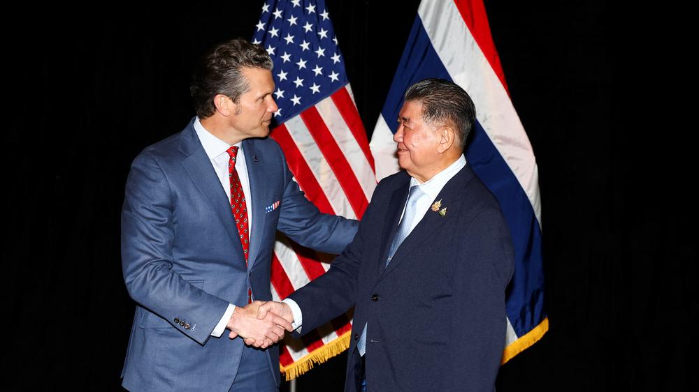  US-Verteidigungsminister Pete Hegseth mit dem stellvertretenden Ministerpräsident von Thailand Phumtham Wechayachai.