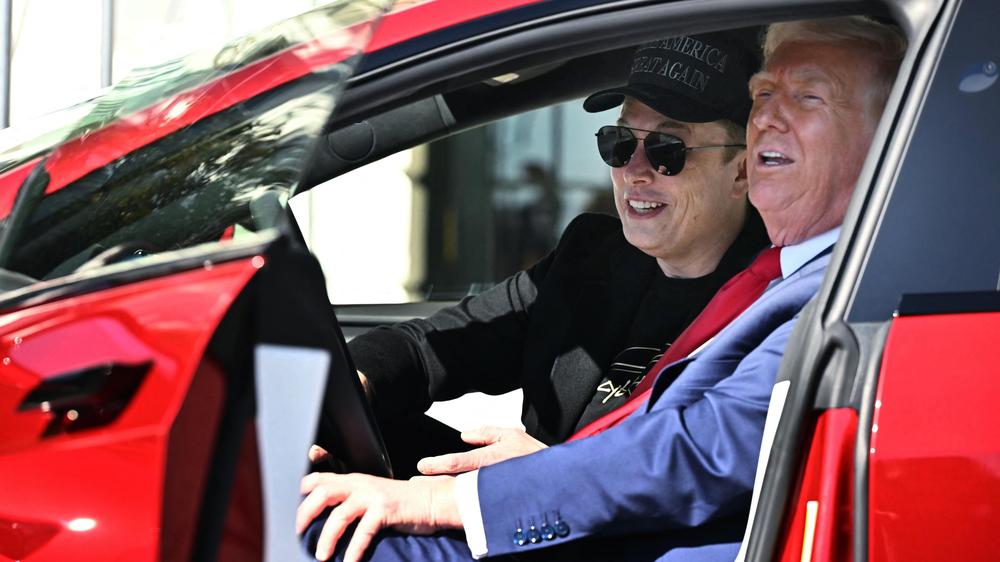  Im März warb Donald Trump bei einem Event vor dem Weißen Haus für die E-Autos von Elon Musk.