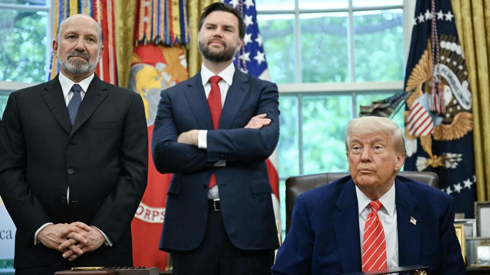 US-Präsident Donald Trump im Oval Office mit Handelsminister Howard Lutnick (links) und US-Vizepräsident JD Vance (Mitte)