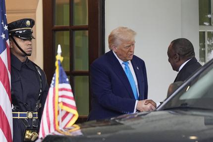 US-Präsident: Beschreibung

US-Präsident Donald Trump (2.v.l-l) begrüßt den südafrikanischen Präsidenten Cyril Ramaphosa im Weißen Haus.
Service

+++ dpa-Bildfunk +++
Aufnahmedatum

21.05.2025
Bildnachweis

picture alliance/dpa/AP | Julia Demaree Nikhinson
