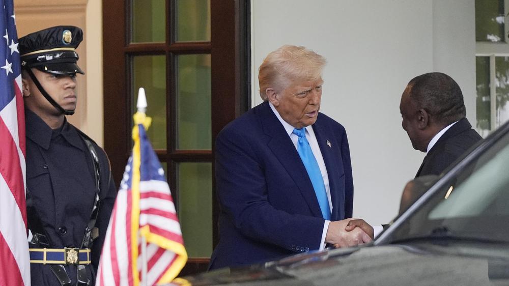  US-Präsident Donald Trump (2.v.l-l) begrüßt den südafrikanischen Präsidenten Cyril Ramaphosa im Weißen Haus.