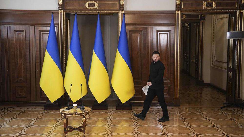  Der ukrainische Präsident Wolodymyr Selenskyj vor einer Pressekonferenz; bei Gesprächen in der Türkei kann er nicht mit Donald Trump und Wladimir Putin rechnen.