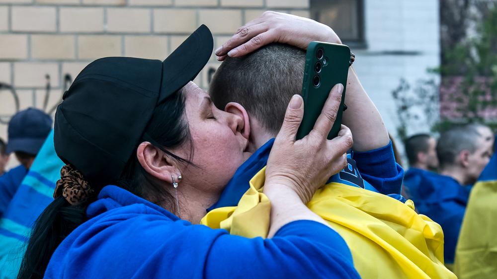  Ein ukrainischer Kriegsgefangener nach der Rückkehr in seine Heimat im April 2025